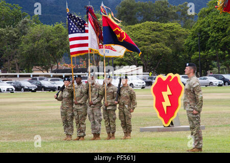 Col. David B. Womack, incoming xxv divisione di fanteria capo del personale, Schofield Barracks, Hawaii, si assume la responsabilità dei dazi nel corso di una cerimonia sul campo Weyand, Schofield caserma, il 10 agosto, 2018. Womack ha precedentemente servita sulla installazione come comandante della brigata 2a combattere la squadra, XXV divisione di fanteria. Foto Stock