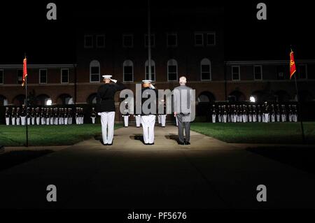 Da sinistra, Col. Don Tomich, comandante, caserma marini Washington (MBW) D.C., Comandante del Marine Corps gen. Robert B. Neller, e Richard V. Spencer, segretario della Marina rendere onori durante una serata parade presso caserma marini di Washington D.C., il 10 agosto 2018. Richard V. Spencer, segretario della Marina Militare, fu onorato ospite di questa sera la parata. (U.S. Marine Corps foto di Sgt. Olivia G. Ortiz) Foto Stock