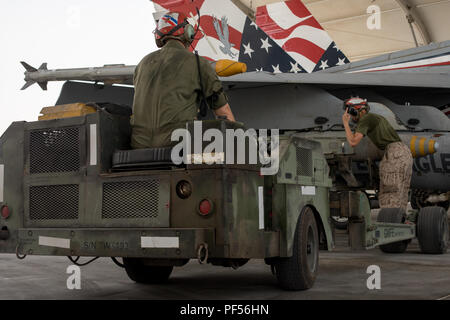 Località segreta, ASIA SUD-OVEST -- STATI UNITI Marine Corps Lance Cpl. Whitney Thorne (a destra), e Lance Cpl. Michael Sanges (sinistra), entrambi aviation ordnance tecnici con Marine Fighter Squadron di attacco 115, Marine Aircraft Group 31, 2 aeromobili Marina Wing, staccare un GBU-32 Joint attacco diretto munizione da F/A-18 Hornet e caricarlo su un A/S32K-1E CARICATORE. I marines continuamente effettuare manutenzione su aeromobili assegnati al gruppo di mantenere e prepararsi per chiudere il supporto aereo per scopi speciali Air-Ground Marine Task Force, crisi Response-Central comando. (U.S. Marine Corps photo Foto Stock