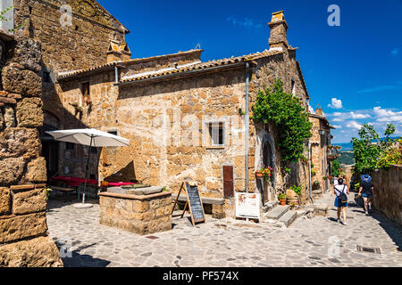 I turisti esplorano la splendida cittadina collinare di Civita di Bagnoregio, nella provincia di Viterbo, nel centro Italia. Foto Stock