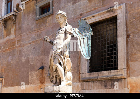 San Michele Arcangelo scultura presso l'antico Castel Sant'Angelo, Roma, Italia Foto Stock