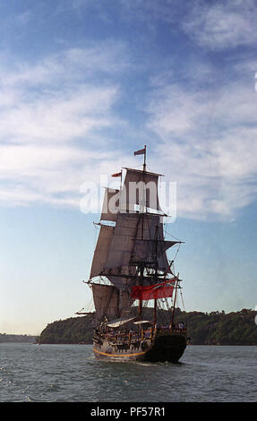 Replica di HMS Bounty, spesso denominato "Bounty III', Sydney Harbour, 1993. Costruito per il film "utiny sul Bounty', con Marlon Brando, Bounty era ingrandita una ricostruzione dell'originale 1787 Royal Navy veliero Bounty HMS. Costruito nel 1960 a Lunenburg, Nova Scotia, ella è affondata al largo delle coste del Nord Carolina durante l uragano Sandy il 29 ottobre 2012, con la perdita di due vite. Foto Stock