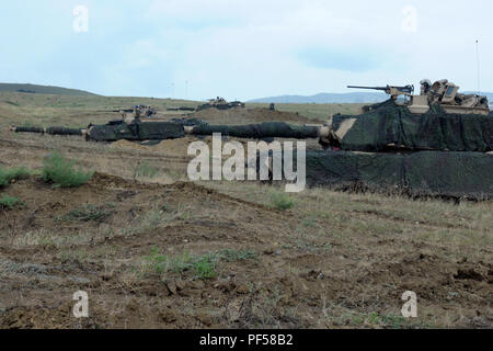 Tre M1A2 Abrams serbatoio appartenente a Charlie Company, 2° Battaglione, quinto reggimento di cavalleria, 1° Brigata corazzate contro la squadra, 1° Divisione di cavalleria scan per bersagli durante un combinato di armi fuoco vivo esercizio con Stati Uniti e georgiana forze armate a Vaziani Area Formazione, Georgia, 14 agosto 2018. Partner di nobile 2018 è una residenza georgiana delle Forze Armate e DEGLI STATI UNITI Esercito cooperativamente Europa-led evento migliorando la disponibilità e l' interoperabilità della Georgia, Stati Uniti e altre nazioni partecipanti. Foto Stock