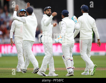 India del Virat Kohli celebra dopo l'Inghilterra del Adil Rashid è stato catturato fuori durante il giorno due di Specsavers terzo Test match a Trent Bridge, Nottingham. Foto Stock