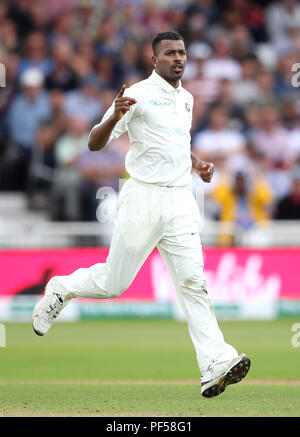 India di Hardik Pandya celebra il paletto di Inghilterra del Adil Rashid durante il giorno due di Specsavers terzo Test match a Trent Bridge, Nottingham. Foto Stock