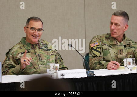 Gen. Curtis M. Scaparrotti (sinistra), Commander, U.S. Comando europeo e la NATO Comandante supremo alleato in Europa, parla ai dirigenti di tutta l'America la prima Corps durante un comandante della conferenza di Agosto 13, 2018 su base comune Lewis-Mccorda. Lt. Gen. Gary Volesky (destra) invitati Scaparrotti, anche un ex mi Corps commander, alla valutazione parlare duringI Corps semestrale del Comandante Conferenza. (U.S. Esercito foto di Sgt. Erik Warren, 5 Mobile degli affari pubblici distacco) Foto Stock