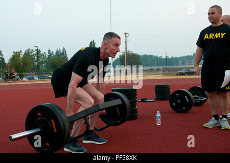 America del primo corpo, comandante generale, Lt. Gen. Gary Volesky, partecipa al deadlift durante un combattimento esercito Fitness Test familiarizzazione Agosto 14, 2018 a base comune Lewis-Mccorda. I membri del mio corpo comando subordinato squadre hanno partecipato anche nella recente proposta di ACFT, che si prevede di sostituire l'esercito fisica Test di fitness fine 2020. (U.S. Foto dell'esercito da SSG. Youtoy Martin, 5 Mobile degli affari pubblici distacco) Foto Stock