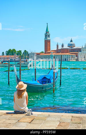 Venezia, Italia - 15 Giugno 2018: una donna non identificato con sunhut a quayside in Venezia Foto Stock