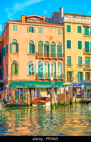 Venezia, Italia - 15 Giugno 2018: il Canal Grande a Venezia vicino al Ponte di Rialto con gondole attraccate e barche Foto Stock