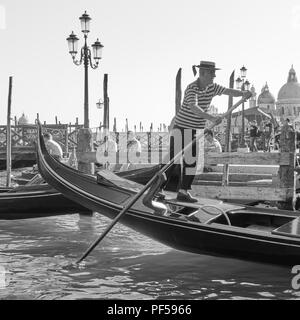 Venezia, Italia - 16 Giugno 2018: gondoliere spinge la sua gondola a Venezia Foto Stock