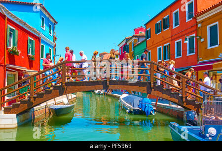 Venezia, Italia - 16 Giugno 2018: molti turisti sul ponte sul canal nell isola di Burano a Venezia Foto Stock