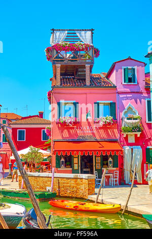 Venezia, Italia - 16 Giugno 2018: colorato piccolo ristorante con terrazza sulla sommità dell'isola di Burano a Venezia Foto Stock