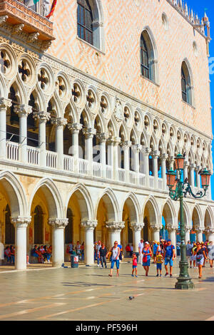 Venezia, Italia - 16 Giugno 2018: a piedi la gente vicino a Palazzo Ducale (Palazzo dei Dogi) a Venezia Foto Stock