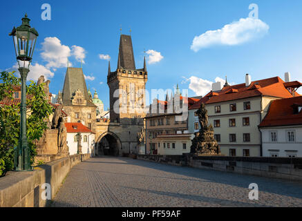 La mattina presto sul Ponte Carlo a Praga in estate Foto Stock