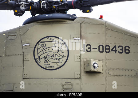 US Army Boeing CH-47F elicottero Chinook a Farnborough Airshow internazionale FIA, aeronautica, aerospaziale trade show. Le dimensioni contano slogan Foto Stock