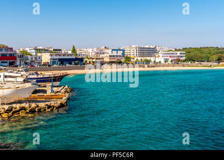 Baia di Rodi città visto dal mare. Famosa destinazione turistica in Europa del sud. L' isola di Rodi, Dodecanneso, Grecia. Foto Stock