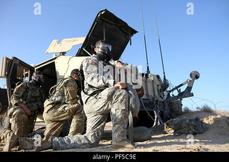 Soldati con Delta Company, 103 Vigili del Battaglione di Ingegneria, 56th Stryker Brigade Combat Team, ventottesima divisione di fanteria, Pennsylvania Esercito Nazionale Guardia, prendere la copertura in attesa che il "Tutto chiaro" durante un inaspettato di gas CS attacco al Centro Nazionale di Allenamento, Fort Irwin, California, e il agosto 17. La capacità di reagire rapidamente a un chimico, biologico, radiologico e nucleare rischio assicura che l esercito nazionale soldati di guardia di mantenere la disponibilità standard stabiliti dall'esercito totale della politica di forza e sostenere la difesa nazionale strategia. (U.S. Esercito nazionale Guard foto di Sgt. 1. Classe Ho Foto Stock