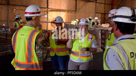 LTC John Cunningham tours il cantiere di appoggio in Ponce, Puerto Rico dove U.S. Esercito di ingegneri di logistica e di gestione dei materiali di lavoro per il personale di inventario per il ripristino di emergenza di materiali in supporto di uragano Maria gli sforzi di recupero, 9 agosto 2018. Il Corpo degli Ingegneri' assegnazione di missione per fornire la griglia dei lavori di restauro in Puerto Rico si è conclusa il 18 maggio 2018, ma Corpo degli ingegneri di supporto logistico di ripristino di emergenza materiali continuano fino a quando i materiali sono trasferiti al Puerto Rico Energia Elettrica autorità. Foto Stock