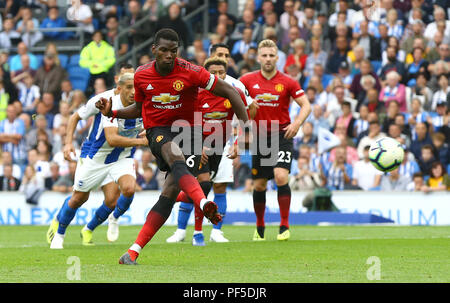 Il Manchester United Paul Pogba punteggi al suo fianco il secondo obiettivo del gioco dalla pena spot durante il match di Premier League al AMEX Stadium, Brighton. Foto Stock