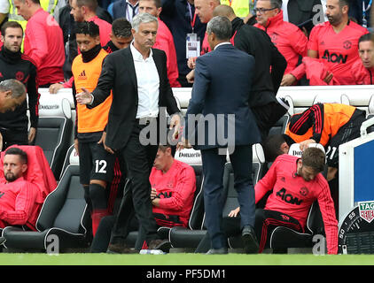 Il Manchester United manager Jose Mourinho (sinistra) e Brighton & Hove Albion manager Chris Hughton (destra) scuote le mani dopo il fischio finale durante il match di Premier League al AMEX Stadium, Brighton. Stampa foto di associazione. Picture Data: domenica 19 agosto, 2018. Vedere PA storia SOCCER Brighton. Foto di credito dovrebbe leggere: Gareth Fuller/filo PA. Restrizioni: solo uso editoriale nessun uso non autorizzato di audio, video, dati, calendari, club/campionato loghi o 'live' servizi. Online in corrispondenza uso limitato a 120 immagini, nessun video emulazione. Nessun uso in scommesse, giochi o un singolo giocatore/club/league pubblico Foto Stock