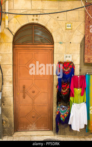10 maggio 2018 un vecchio sportello in acciaio di un antico edificio nel Souk arabo mercato. Chiudere la Via Dolorosa nella città murata di Gerusalemme Israele shop st Foto Stock