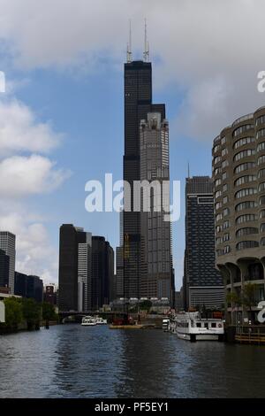 Chicago's skyline dominato dalla torre di Willis Foto Stock