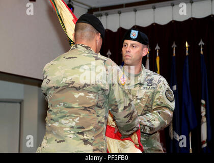 Il comando Sgt. Il Mag. Billy J. Norman accetta la U.S. Army Garrison Giappone i colori da Col. Phillip K. Gage, garrison commander, 10 agosto durante un' assunzione di responsabilità cerimonia nel Camp Zama comunità Club. Così facendo, Norman accetta il suo nuovo ruolo come il Giappone USAG il comando sergente maggiore e della guarnigione nuovi arruolati senior advisor. (U.S. Foto dell'esercito da Kiyoshi Tokeshi) Foto Stock