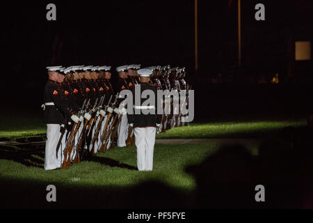 Caporale Christopher Ochoa, fucile inspector, U.S. Marine Corps Silent Drill Platoon, si prepara ad eseguire un fucile ispezione durante un venerdì sera Parade presso caserma marini di Washington D.C., il 10 agosto 2018. L ospite d onore per la sfilata è stato il segretario della Marina Militare, Richard V. Spencer e l'hosting ufficiale è stato il Comandante del Marine Corps, Gen. Robert B. Neller. (Gazzetta Marine Corps foto di Sgt. Robert Knapp/rilasciato) Foto Stock