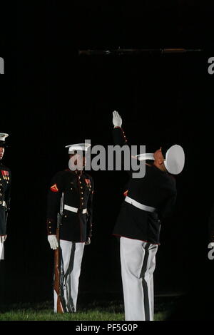 Caporale Christopher Ochoa, fucile inspector, U.S. Marine Corps Silent Drill Platoon, si prepara a prendere un fucile durante un venerdì sera Parade presso caserma marini di Washington D.C., il 10 agosto 2018. L ospite d onore per la sfilata è stato il segretario della Marina Militare, Richard V. Spencer e l'hosting ufficiale è stato il Comandante del Marine Corps, Gen. Robert B. Neller. (Gazzetta Marine Corps foto di Cpl. Damon Mclean/rilasciato) Foto Stock