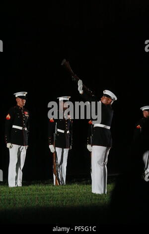 Caporale Christopher Ochoa, fucile inspector, U.S. Marine Corps Silent Drill Platoon, ispeziona un fucile durante un venerdì sera Parade presso caserma marini di Washington D.C., il 10 agosto 2018. L ospite d onore per la sfilata è stato il segretario della Marina Militare, Richard V. Spencer e l'hosting ufficiale è stato il Comandante del Marine Corps, Gen. Robert B. Neller. (Gazzetta Marine Corps foto di Cpl. Damon Mclean/rilasciato) Foto Stock