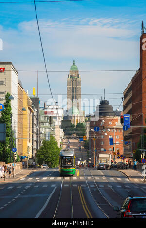 Helsinki centro città, vista di un tram su Unioninkatu strada nel centro di Helsinki con la torre della chiesa in stile Liberty Kallio sullo skyline, Finlandia. Foto Stock