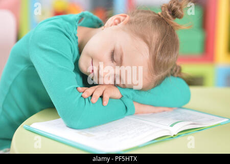 Ritratto di un simpatico stanco schoolgirl dormire dopo aver studiato Foto Stock