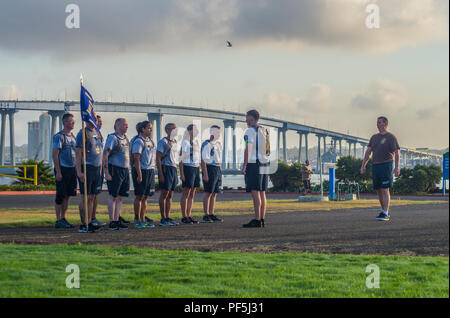 180813-N-NT795-840 CORONADO, California, (13 agosto 2018) Direttore Master-at-Arms Douglas Dawson assegnato a Costiera gruppo fluviale (CRG) 1, comporta la formazione di base della seminatrice al chief petty Officer (CPO) selectees durante il CPO avvio onboard Naval Amphibious Base Coronado. CPO iniziazione è una formazione professionale, ambiente che inizia quando il messaggio di annuncio viene rilasciato e tradizione onorata da tempo focalizzata sul team/individui come leader di integrità, responsabilità, iniziativa e di tenacità. (U.S. Navy Foto di Capo di Boatswain Mate Nelson Jr Doromal/rilasciato) Foto Stock