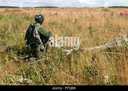 Una truppa con l'esercito messicano il paracadutista Corps controlla i suoi dintorni dopo il completamento di un salto in paracadute con i paracadutisti con la quarta brigata Team di combattimento, XXV divisione di fanteria 9 Ago, 2018 a base comune Elmendorf-Richardson. Paracadutisti e truppe messicano svolto attività di formazione che coinvolgono la lotta contro-casualty care, reagiscono a contatto e operazioni di salto. Foto Stock