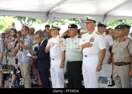 Un monumento di pietra è stata dedicata oggi alla National Memorial Cemetery del Pacifico in onore di 400 uomini di servizio che perirono giapponese a bordo di navi cargo che sono stati bombardati in un porto di Taiwan. I resti di soldati molti dei quali sono stati attivati esercito nazionale ufficiali erano inizialmente sepolti vicino a Takao Harbour ma sono state reinterred in Hawaii nel 1946. La 400 uomini erano tra le migliaia di prigionieri di guerra presi dai giapponesi nelle Filippine nel 1942. I prigionieri di guerra sul Enoura Maru incluso, in aggiunta agli americani, soldati e marinai provenienti da Australia, Canada, Gran Bretagna, Paesi Bassi, n. Foto Stock