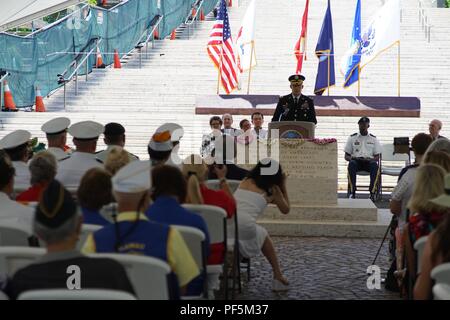 Un monumento di pietra è stata dedicata oggi alla National Memorial Cemetery del Pacifico in onore di 400 uomini di servizio che perirono giapponese a bordo di navi cargo che sono stati bombardati in un porto di Taiwan. I resti di soldati molti dei quali sono stati attivati esercito nazionale ufficiali erano inizialmente sepolti vicino a Takao Harbour ma sono state reinterred in Hawaii nel 1946. La 400 uomini erano tra le migliaia di prigionieri di guerra presi dai giapponesi nelle Filippine nel 1942. I prigionieri di guerra sul Enoura Maru incluso, in aggiunta agli americani, soldati e marinai provenienti da Australia, Canada, Gran Bretagna, Paesi Bassi, n. Foto Stock