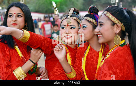 Gandhinagar, India - 9 Marzo 2018: Il Sikkim ragazze provenienti da comunità nepalese vestito in costumi tradizionali avendo divertimento. Foto Stock