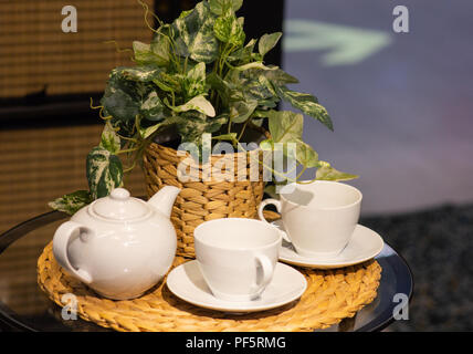 Un bel bianco set di due ciotole e un bollitore Foto Stock