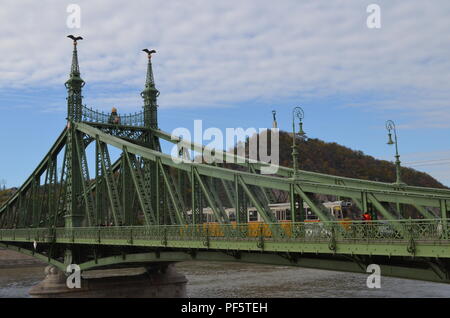 Ponte della Libertà (Szabadság híd), Budapest, 1896, da János Feketeházy in stile Art Nouveau, con statua liberty sulla Collina del Castello in background Foto Stock