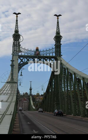 Ponte della Libertà (Szabadság híd), Budapest, 1896, progettato da János Feketeházy in stile Art Nouveau. Si tratta di un ponte a sbalzo con sospesa medio span Foto Stock