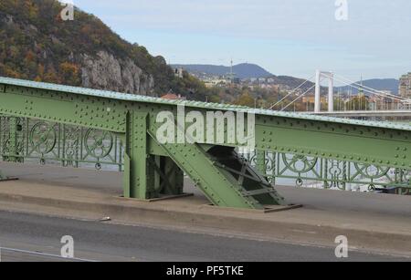 Vista dal ponte della Libertà, Budapest, 1896, verso la collina del castello (sinistra) e il ponte Elisabetta, sospensione ponte costruito nel 1964 e progettato da Pál Sávoly Foto Stock