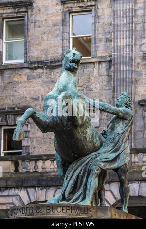 Edimburgo, Scozia - Giugno 13, 2012; Closeup di Alexander e Bucephalus statua fuori City Chambers building. Bronzo verde dotato di Alexander t Foto Stock