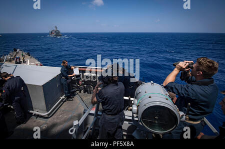 Lo USS Carney (DDG 64) è un cacciatorpediniere missilistico guidato della classe Arleigh Burke che opera con la 6th Fleet proveniente da Rota, Spagna. La fotografia d'archivio riporta che la nave si è spinta a fianco della USNS Leroy Grumman (T-AOE 195) per effettuare un rifornimento in mare nel Mar Mediterraneo il 10 agosto 2018. Foto Stock
