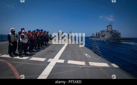 Lo USS Carney (DDG 64) è un cacciatorpediniere lanciamissili guidati classe Arleigh Burke che opera sotto il comando della 6th Fleet. La fotografia d'archivio riporta che il cacciatorpediniere ha condotto un rifornimento in mare con la USNS Leroy Grumman (T-AOE 195) nel Mar Mediterraneo il 10 agosto 2018. Foto Stock