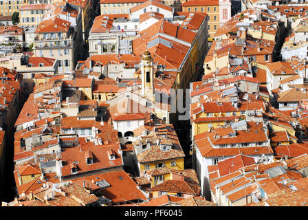 Un paesaggio urbano del tetto di tegole rosse e cime di Bella, Francia. Foto Stock