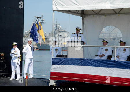 180815-N-JE719-0188 Norfolk, Virginia (Agosto 15, 2018) della Cmdr. William Wiley, l'entrata comandante della USS John Warner (SSN 785), gli indirizzi ospiti durante la cerimonia di comando a bordo della Virginia attacco di classe sottomarino in Norfolk, Virginia Richard alleviato la Cmdr. Burt Canfield come comandante della USS John Warner (SSN 785). (U.S. Foto di Marina di Massa lo specialista di comunicazione 1a classe Jeffrey M. Richardson/rilasciato) Foto Stock