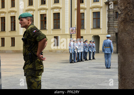 Cerimonia del cambio della guardia al Castello di Praga, Repubblica Ceca. Foto Stock