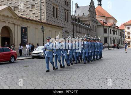 Cerimonia del cambio della guardia al Castello di Praga, Repubblica Ceca. Foto Stock