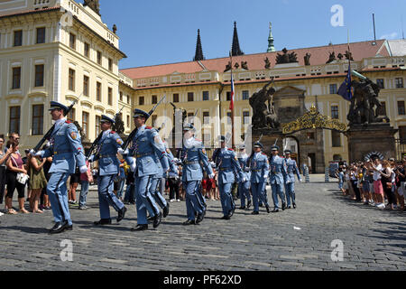 Cerimonia del cambio della guardia al Castello di Praga, Repubblica Ceca. Foto Stock