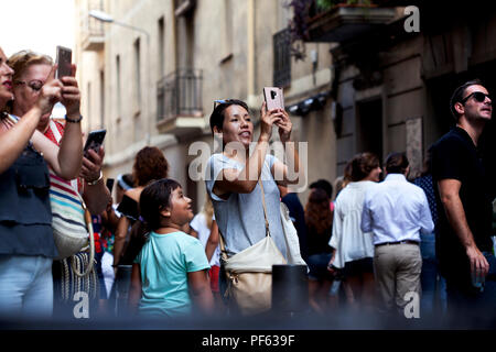 Le persone che la foto sul loro smartphone, Barcelona, Spagna. Foto Stock